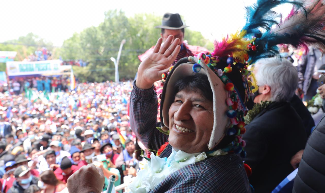 Cerimônia aconteceu zona fronteiriça entre a cidade argentina de La Quiaca e a boliviana de Villazón; Evo estava há quase um ano na Argentina