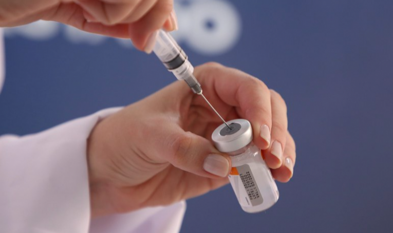 Centro para a Prevenção e o Controle de Doenças deu aval para aplicação do imunizante da Pfizer-BioNTech; doses foram ajustadas a 10 microgramas