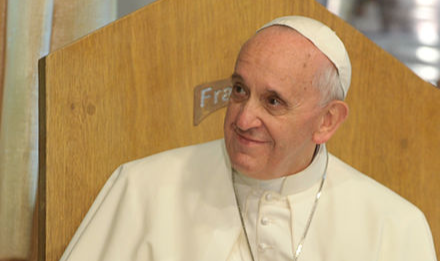 Pontífice visita país africano desde o fim de janeiro, mas ainda não abordou crimes cometidos pelo clero
