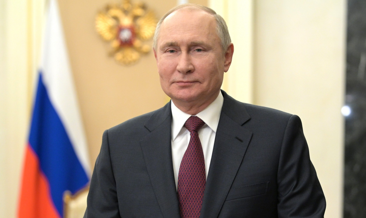 Presidente da Rússia acusa a Ucrânia e o Ocidente de provocarem a guerra; em evento, Putin enfatizou o 'heroísmo' dos soldados russos durante a operação