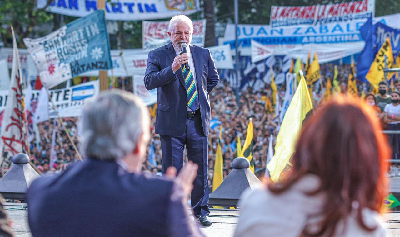 Ex-presidente brasileiro participou de ato público em Buenos Aires com Alberto Fernández, Cristina Kirchner e Pepe Mujica