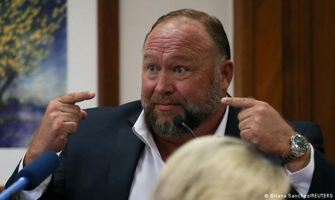 Ativista de extrema direita Alex Jones foi sentenciado a pagar US$ 4,11 milhões por espalhar mentiras sobre o massacre de Sandy Hook. Pais de vítimas relataram que receberam ameaças por causa das ações de Jones