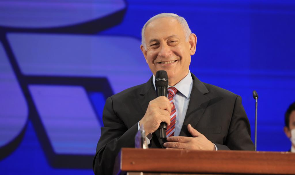 Na média de três pesquisas, o atual premiê aparece com 32 assentos conquistados; em seguida, está Yair Lapid com 17 cadeiras no Parlamento