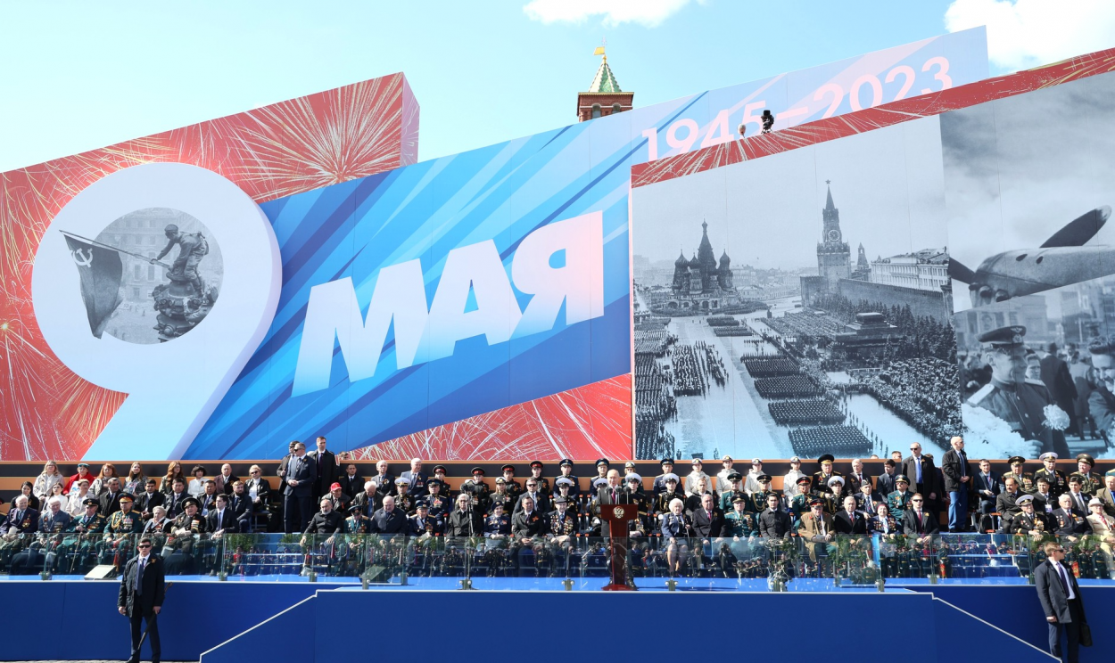 Comemoração contou com presença de líderes de antigas repúblicas soviéticas; sistema de mísseis terrestres móveis passou pela Praça Vermelha