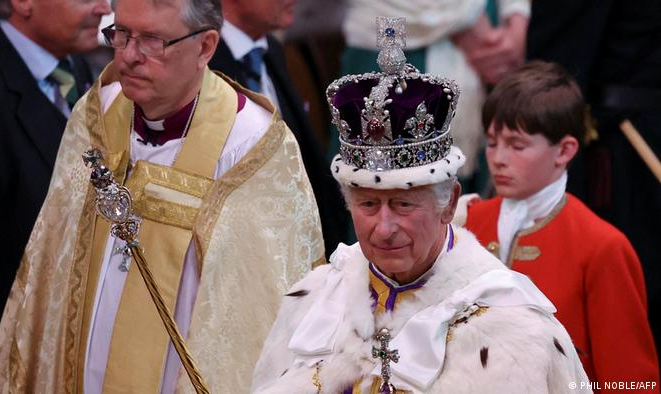 Milhares vão ao centro da capital britânica para tomar parte da festividade de tradições centenárias; polícia prende críticos da monarquia no percurso do cortejo real