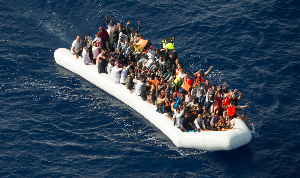 Embarcação tombou nas águas italianas no momento em que um barco de resgate se aproximou e muitos dos migrantes se desviaram para um único lado