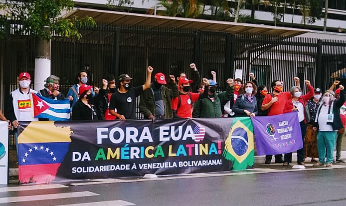 Atividade reuniu integrantes de organizações sindicais e populares em SP; Trump e Bolsonaro foram os principais alvos