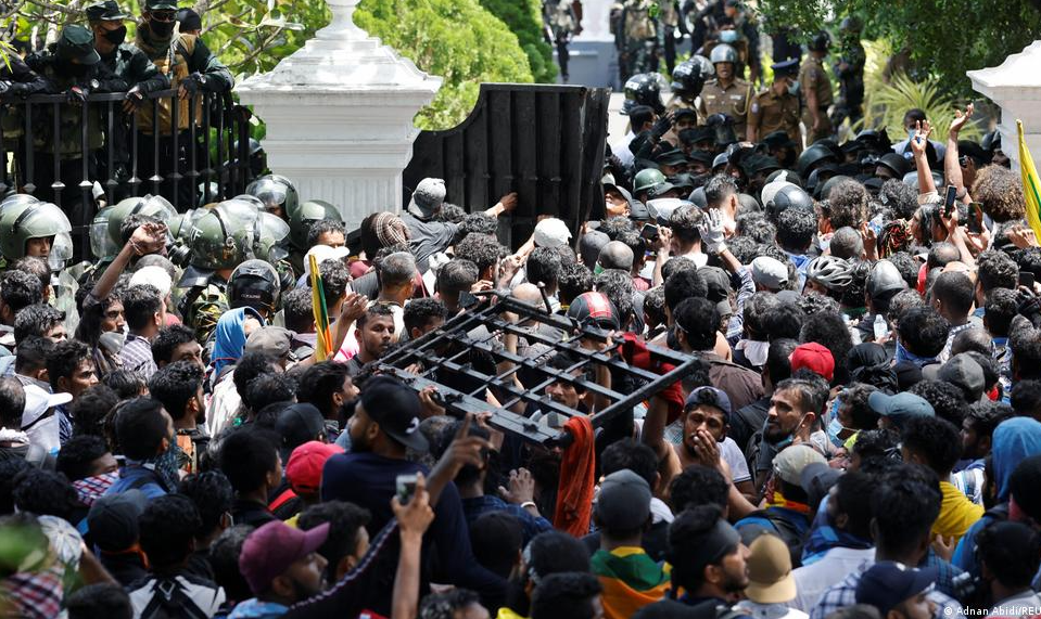 Gotabaya Rajapaksa deixa o país em meio a protestos e promete renunciar ainda nesta quarta-feira; manifestantes invadem gabinete do primeiro-ministro