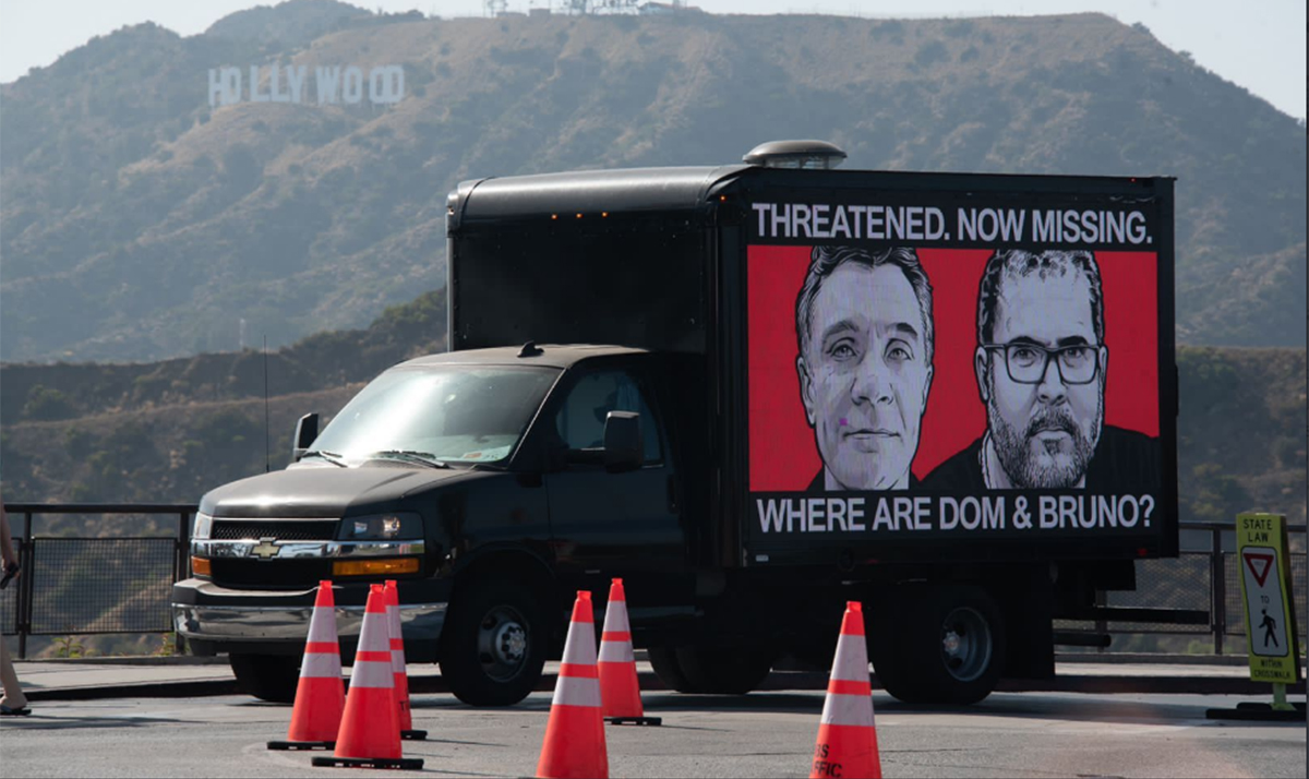 Antes do presidente brasileiro embarcar à cidade de Hollywood, caminhões já expunham frases como 'onde estão Dom e Bruno?' e 'don’t trust Bolsonaro'