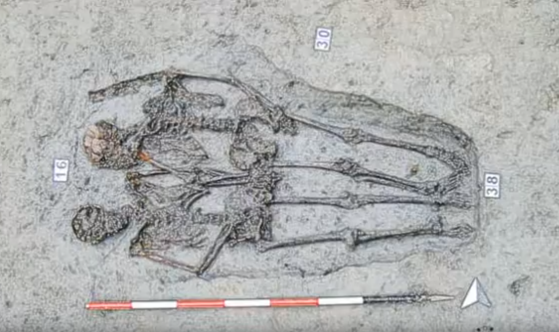 Ossos foram encontrados de mãos dadas em Modena, uma província italiana, em 2009; segundo os cientistas, eles viveram no local há 1.600 anos atrás