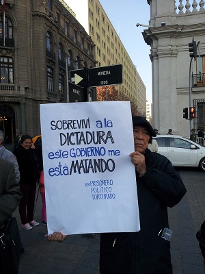 Manifestantes protestam contra o que classificam de descaso de governo federal contra vítimas da ditadura de Pinochet