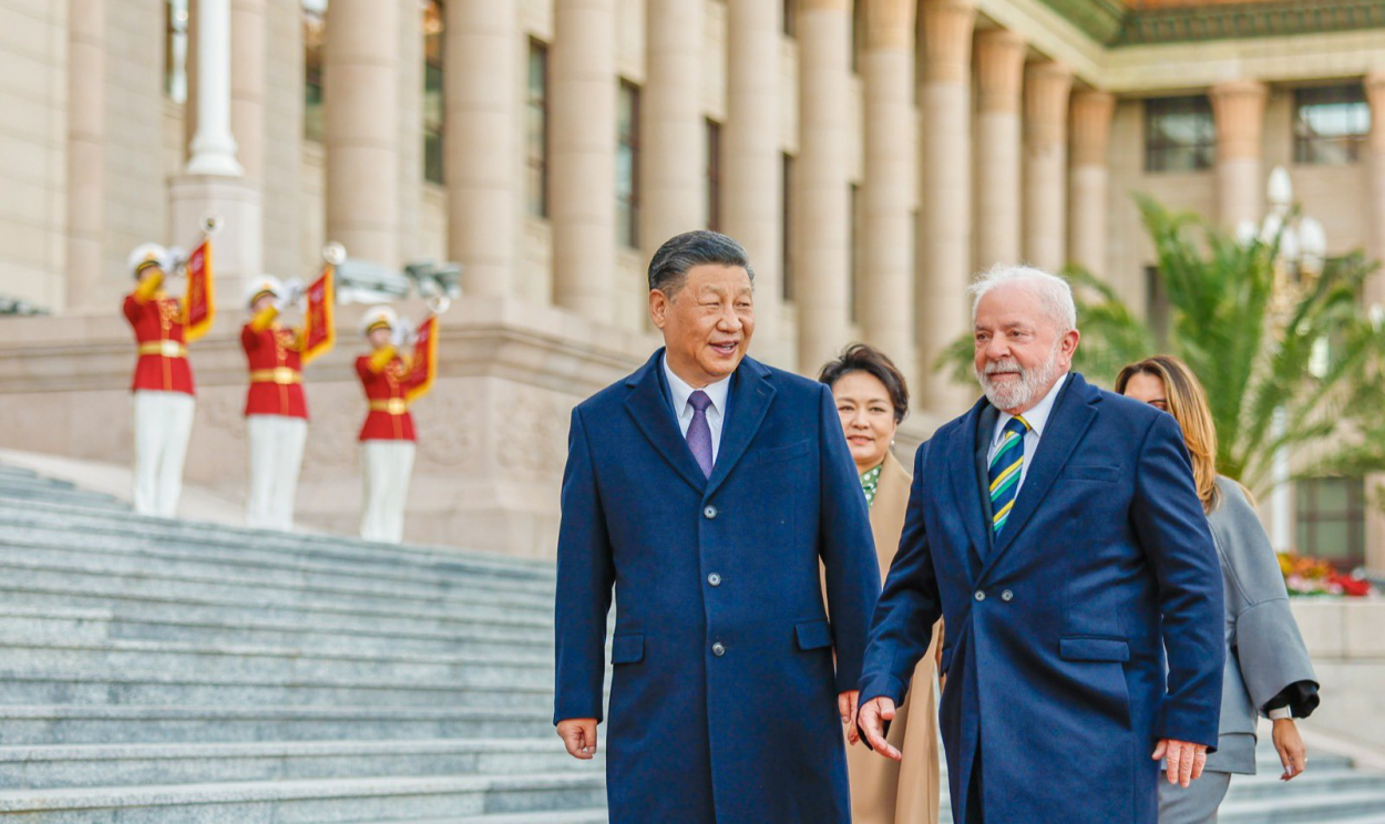 Segundo líder chinês, Lula 'presta muita atenção à amizade' entre os países, destacando que Brasil e China estão em 'desenvolvimento constante'