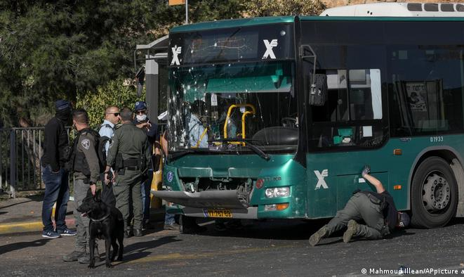 Ao menos 14 ficam feridos. Autoridades de Israel suspeitam se tratar de atentados palestinos. Último ataque a bomba contra civis israelenses ocorreu em 2016