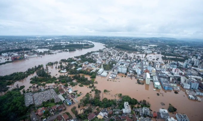 Jornais e sites estrangeiros noticiaram a catástrofe, que está sendo apresentada como uma das maiores tragédias naturais da região