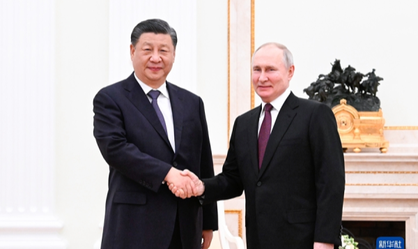 Putin e presidente chinês, Xi Jinping, concluíram uma discussão inicial informal na sede do governo russo na última seguna-feira (20/03)