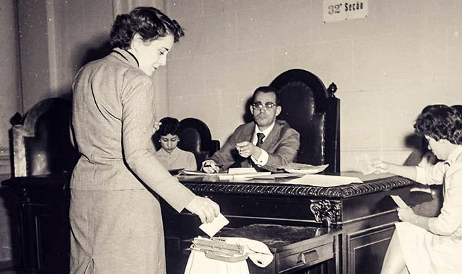 Mulheres conquistaram o direito ao voto há 90 anos, por meio do Código Eleitoral assinado pelo presidente Getúlio Vargas em 24 de fevereiro de 1932; reportagem mostra este processo a partir de documentos históricos arquivados pelo Senado