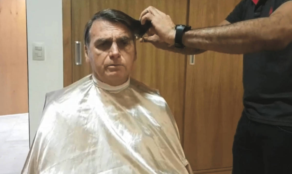 Chefe de Estado brasileiro cancelou sua entrevista no último minuto e postou no Facebook uma live em que cortava o cabelo, no momento em que deveria estar reunido com Le Drian