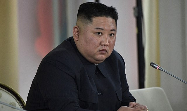 País está há quase duas semanas sem registrar nenhum novo caso da doença; Kim Jong-un celebrou o resultado com profissionais da saúde e cientistas