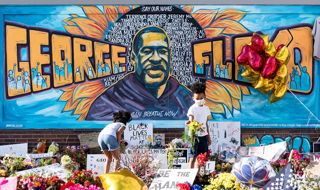 Lei de Justiça na Polícia foi batizada com o nome de George Floyd, em homenagem ao ex-segurança negro assassinato por um policial branco