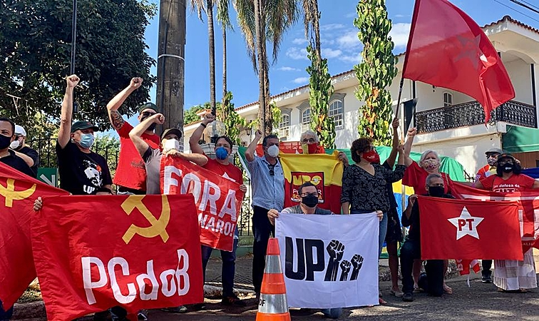 Grupo começou o ato por volta das 13h desta terça-feira e buscou mostrar apoio à Revolução Cubana, após protestos contra o governo