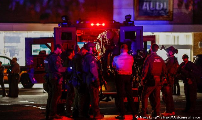 Cinco pessoas, entre elas um policial, foram mortas a tiros numa trilha de caminhada na cidade de Raleigh, na Carolina do Norte. Um suspeito foi detido. Esta é a 25ª matança com armas de fogo do ano nos EUA