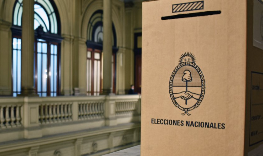 Câmara Nacional Eleitoral ordenou que locais fossem fechados às 18h; devido a atrasos, eleitores podem votar até 19h30 se ainda estiverem nas filas
