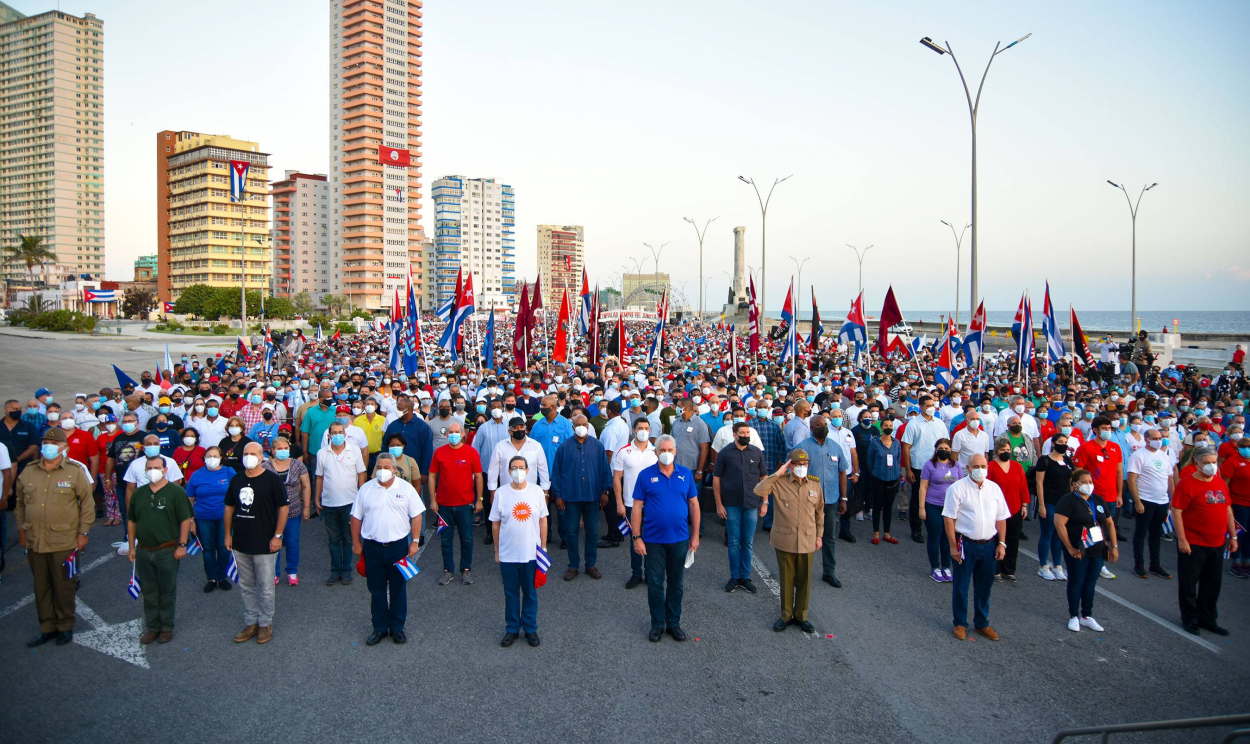 Primeiros manifestantes chegaram ao Malecón ainda na madrugada; presidente Díaz-Canel e Rául Castro participaram do evento