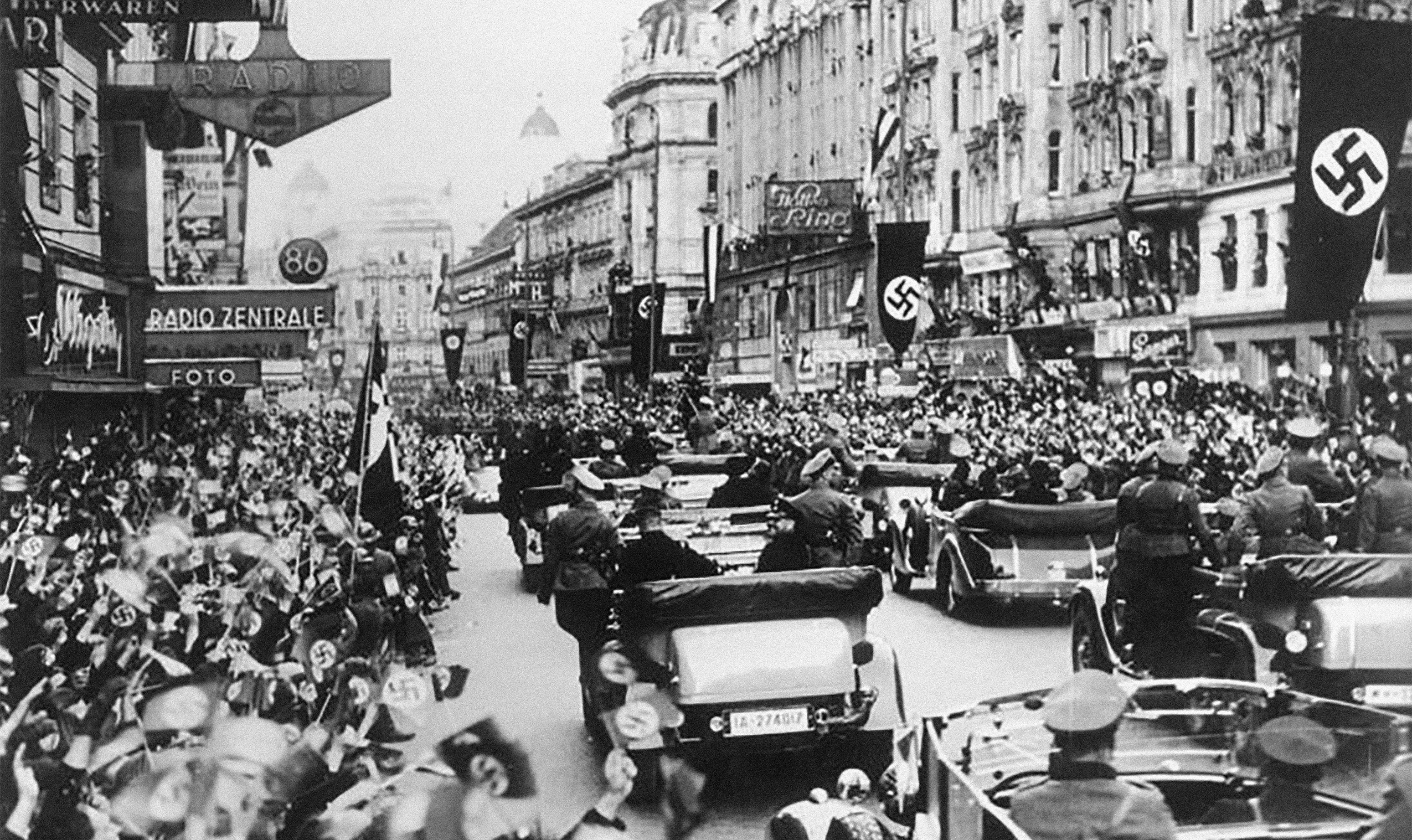 Para Hitler, Áustria queria impedir uma política amigável com a Alemanha; após unificação, foi decretada anistia aos prisioneiros nazistas na Áustria