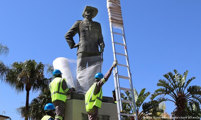 Após campanha que denunciou monumento como 'símbolo de opressão', estátua foi retirada e levada para museu