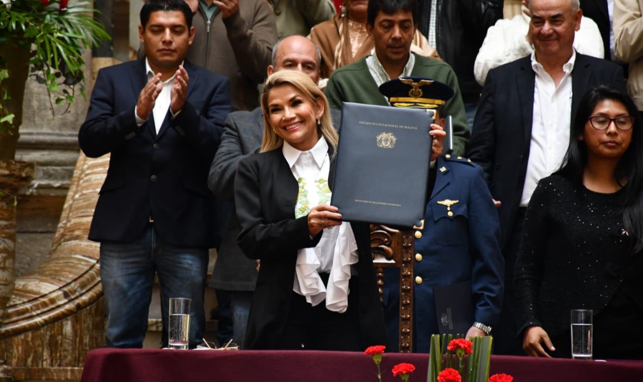 Senadora de direita que assumiu a presidência após um golpe de Estado que obrigou Evo Morales a renunciar promulgou a lei em caráter de urgência