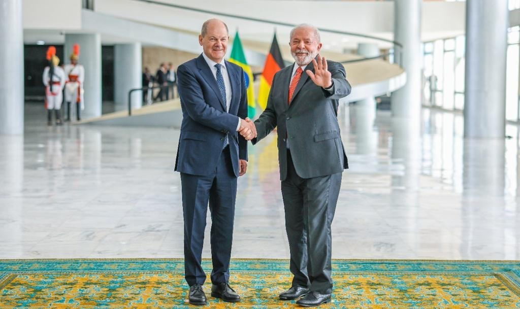 Presidente brasileiro recebeu o chanceler alemão em Brasília e se colocou à disposição para participar das negociações de paz entre Moscou e Kiev