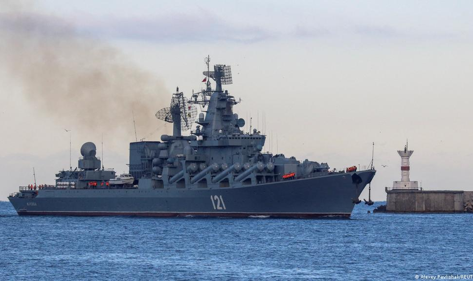 Ucrânia diz ter atingido com mísseis o mais importante navio russo no Mar Negro, enquanto Moscou fala em explosões causadas por incêndio a bordo
