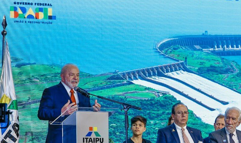 Presidente defendeu cooperação entre os países da região em evento de posse do novo diretor da Itaipu Binacional, onde também encontrou o homólogo paraguaio Abdo Benítez