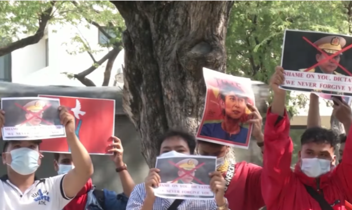 Birmaneses fazem panelaço e buzinaços todas as noites; profissionais de saúde convocaram uma greve por tempo indeterminado em várias cidades