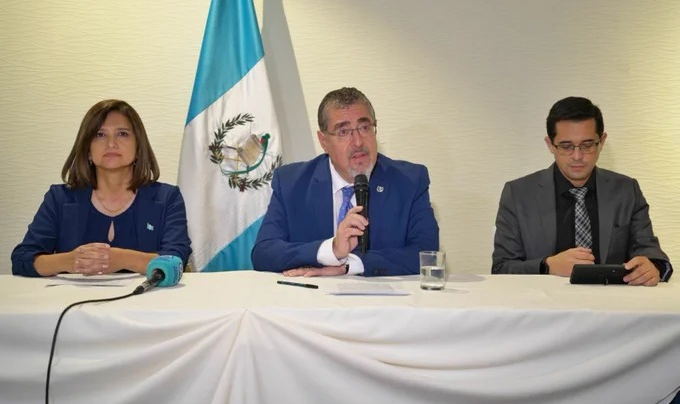 Como protesto, Bernardo Arévalo suspendeu sua participação no processo de transição com atual mandatário, Alejandro Giammattei