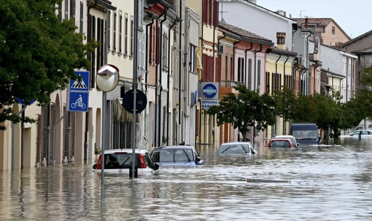 Onda de mau tempo matou 14 pessoas, deixou dezenas de milhares de desalojados, inundou plantações e provocou bilhões de euros em danos