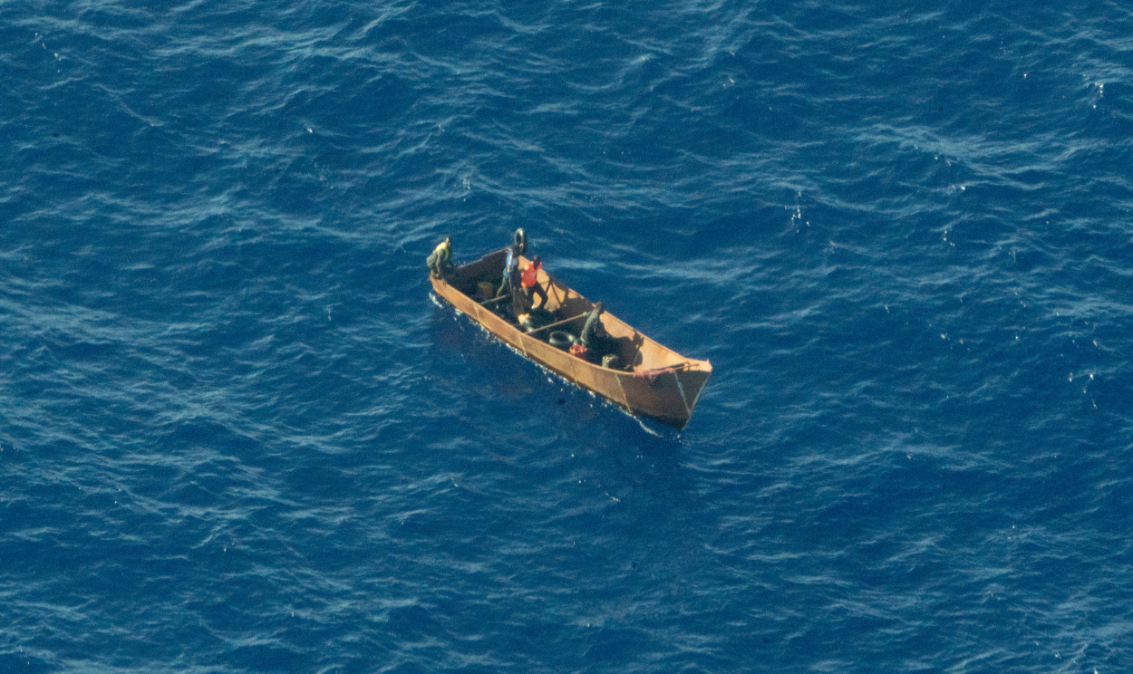 Quatro sobreviventes foram encontrados à deriva e levados para Lampedusa, no sul do país