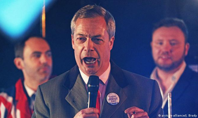 Um dos eurocéticos mais populares do Reino Unido, Farage admite que país não se beneficiou economicamente com divórcio