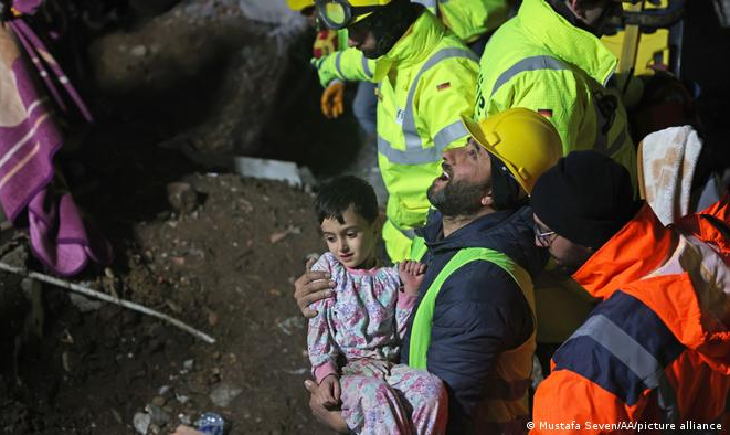 Passadas 72 horas do sismo que abalou Turquia e Síria, chance de encontrar sobreviventes diminui drasticamente; mas milhares foram salvos até agora; entre os resgates mais impressionantes está o de um bebê recém-nascido