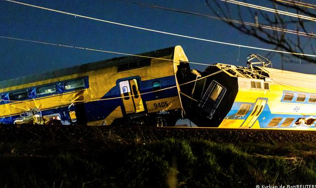 Dois trens se chocam contra equipamento de construção, e um deles descarrila, perto de Haia, causando uma morte e deixando cerca de 30 feridos