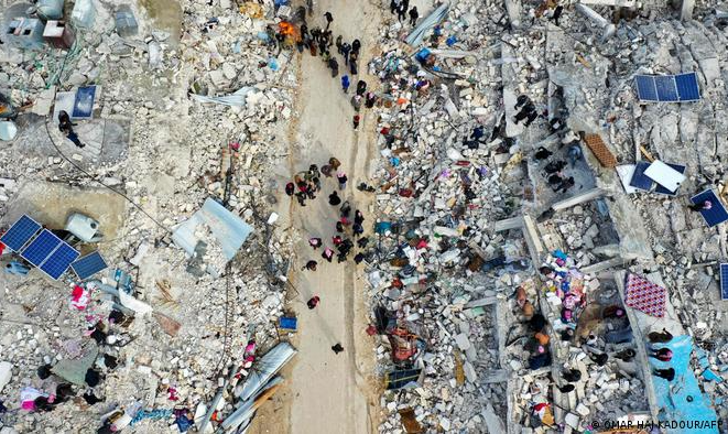 Socorristas correm contra o tempo para localizar possíveis sobreviventes nos escombros. Terremoto provavelmente será um dos mais mortais desta década