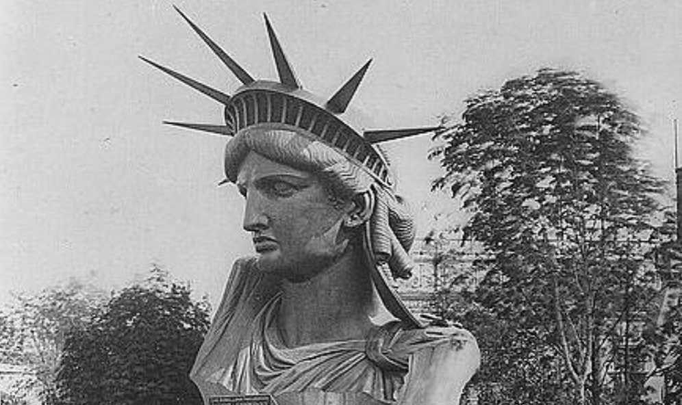 A estátua foi proposta pelo historiador francês Edouard de Laboulaye para comemorar a aliança franco-americana durante a Revolução Americana