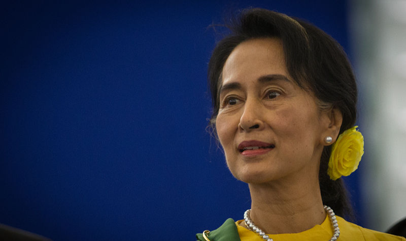 Anúncio da redução da pena da ex-dirigente birmanesa foi criticado por organizações de direitos humanos pela falsa 'impressão de moderação e diálogo'