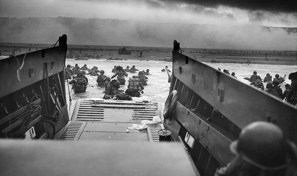 Em de 6 de junho de 1944, cumprindo os planos da operação “Overlord”, cerca de cinco mil navios desembarcam 130 mil homens na França durante o 'Dia D'