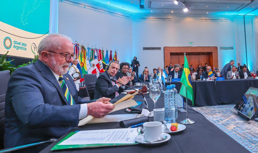 Presidente brasileiro lamentou a saída do país na gestão Bolsonaro e falou da necessidade de ‘respeitar e proteger’ os povos originários, além de agradecer aos que ‘repudiaram’ os atos golpistas em Brasília