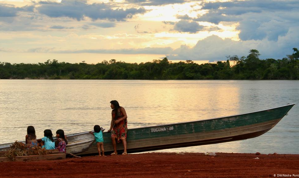 Uma tragédia está em curso nas áreas mais remotas do Brasil: coronavírus se espalha rapidamente por aldeias e mata mais de 260 indígenas; falta de plano do governo e presença de invasores aumentam drama