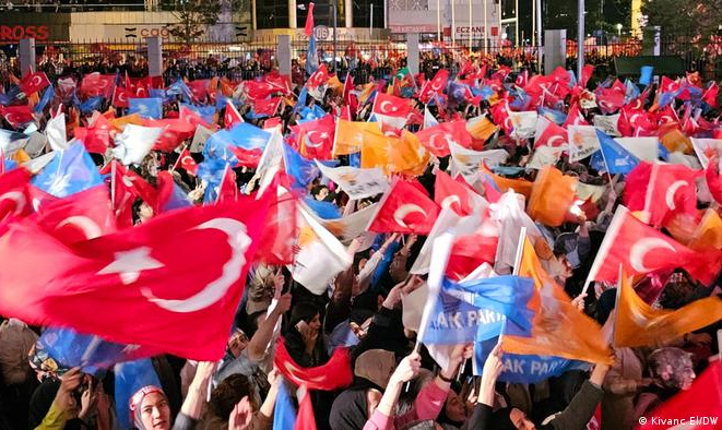 Nem a desastrosa gestão do terremoto nem a crise econômica no país abalaram o apoio eleitoral ao presidente turco; após uma campanha questionável, muitos estão certos de que ele se manterá no poder, opina Erkan Arikan