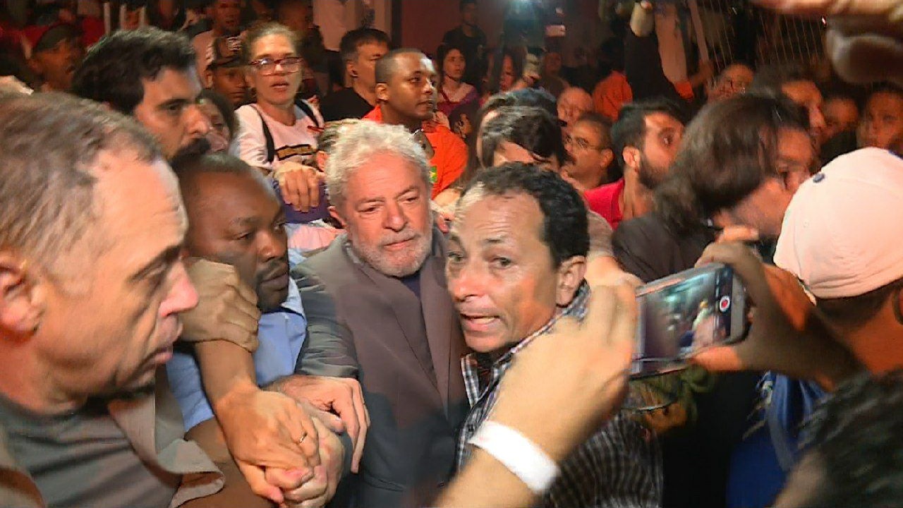 O ex-presidente havia sido impedido de deixar o prédio de carro por militantes; "Não tem arrego", gritava a multidão