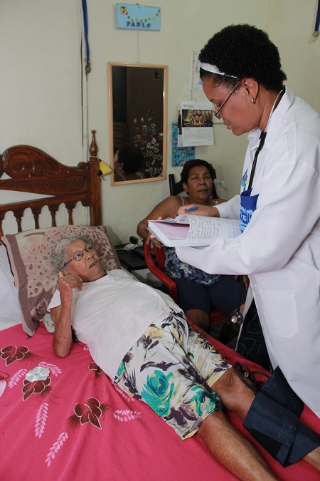 Marlen Cruz Otazo com a paciente Dalila Alves da Silva, em São João de Meriti (Beto Franzen / Imprensa PMSJM)