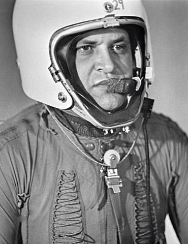 Wikicommons-O piloto Powers durante apresentação em 1960